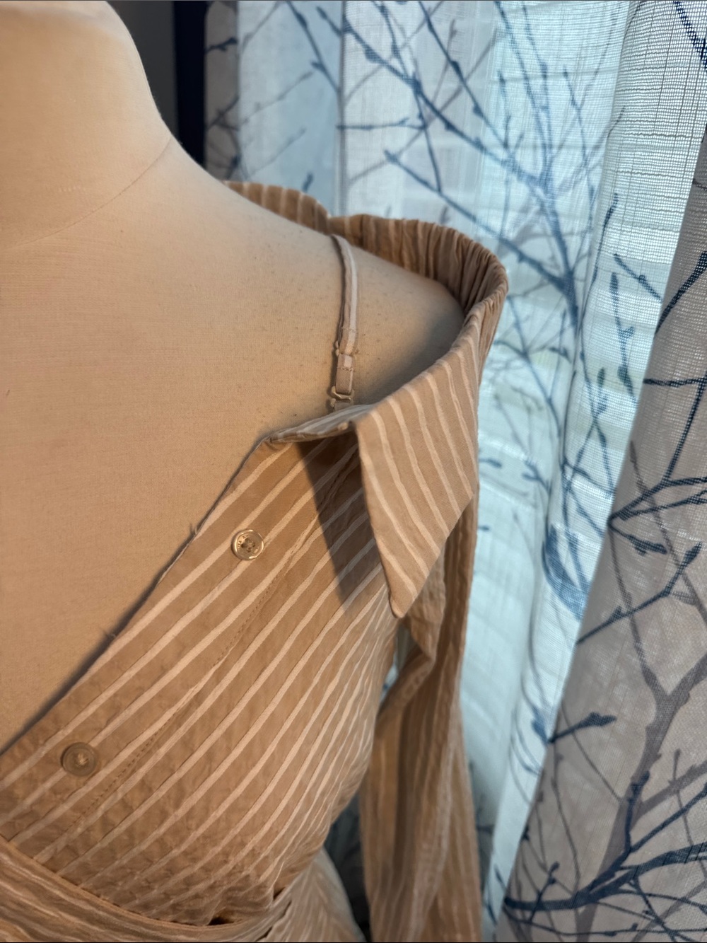 White House Black Market Striped Ruched Blouse in Beige & White Size 6 Like New - Picture 4 of 7
